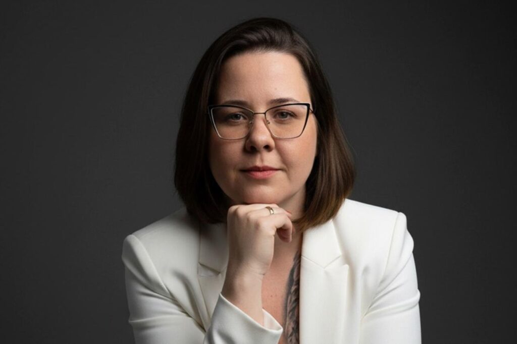 	O Conta1 nasceu da visão ousada de Tarsila Moratelli, apaixonada por tecnologia, marketing e inovação. Formada em Análise e Desenvolvimento de Sistemas e pós-graduada em Marketing e Neuromarketing, Inteligência Artificial e Cibersegurança, Tarsila sempre acreditou que o diferencial de uma empresa está em unir estratégia, tecnologia e emoção.
