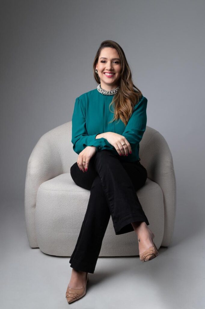 Há 11 anos dedica sua carreira à saúde materno-infantil, com foco na prevenção e resolução de dificuldades durante a amamentação e no acompanhamento do desmame sem culpa.
