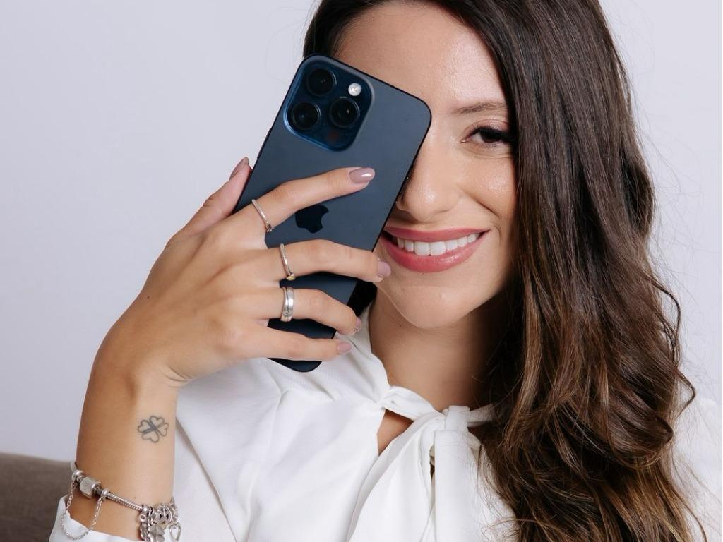 Formada em Jornalismo e Publicidade, Isabelle fundou, ainda na faculdade, a ComunikAê, agência de comunicação especializada em redes sociais e cobertura de eventos. Em menos de um ano, já liderava sua própria equipe. Hoje, com quase sete anos de atuação, a ComunikAê conta com uma base sólida de clientes e diversos projetos de destaque.
