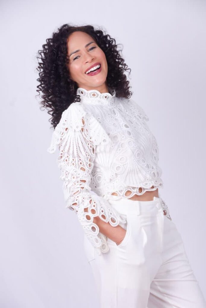 Coautora do livro Universo Feminino Cases de Sucesso, em que assina o capítulo “O sucesso por trás dos bastidores”, Grazielle atua também como colunista de uma revista de abrangência nacional, na qual destaca avanços do legislativo em pautas de saúde.
