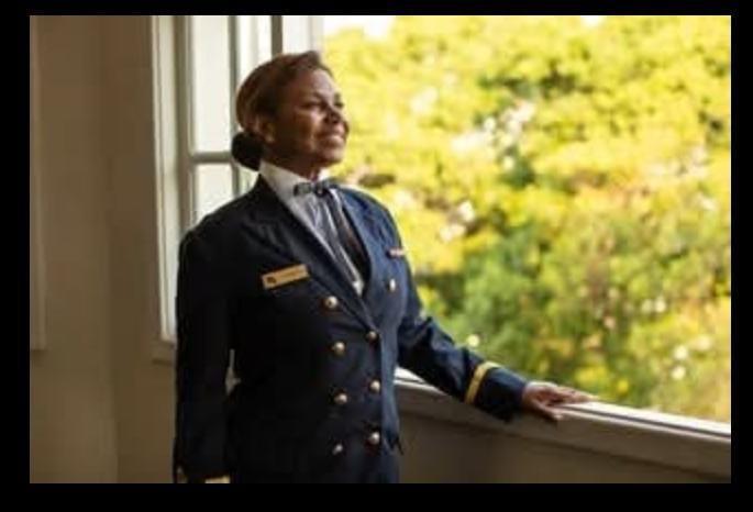 . Em 1988, ingressou na Marinha do Brasil, onde construiu uma carreira sólida e prestigiada. Durante a faculdade de Fonoaudiologia, tornou-se mãe solo de Gabryel, conciliando maternidade, estudos e vida militar. Atuou como instrutora no Colégio Militar de Brasília e foi selecionada para servir na Presidência da República.
