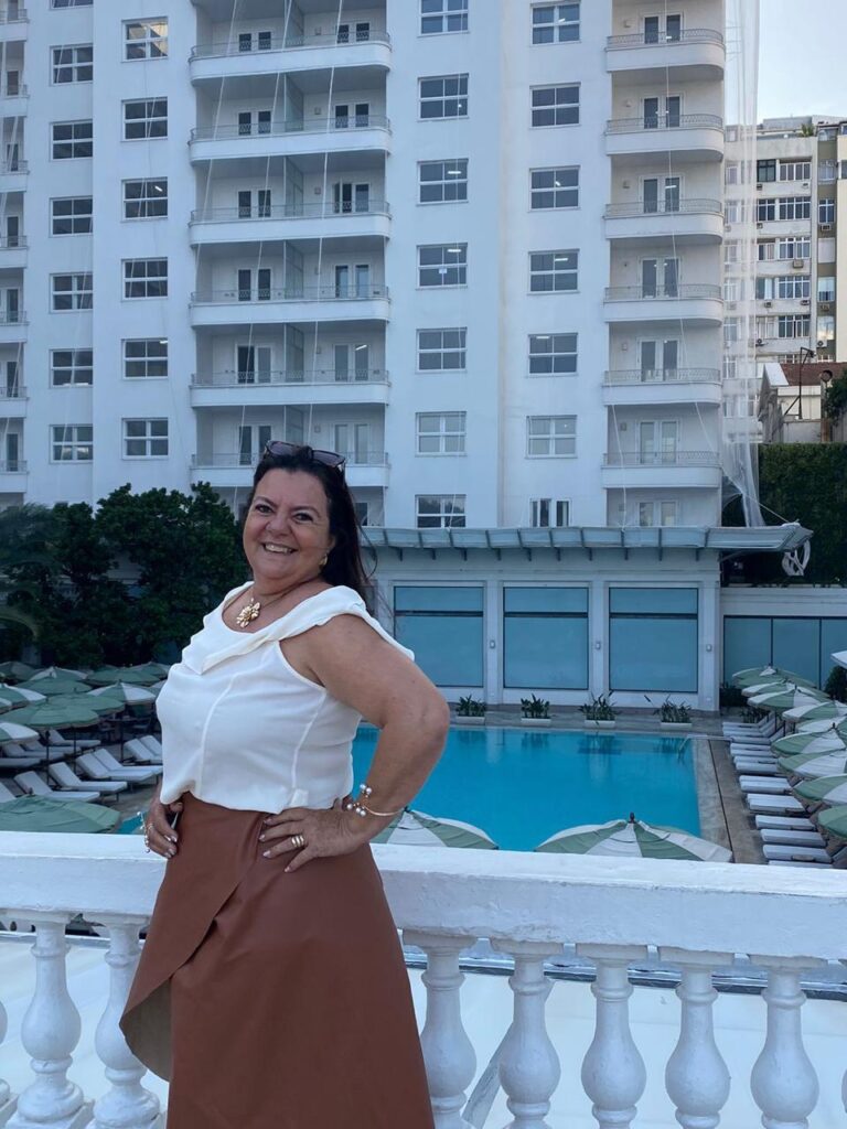 Atualmente, o Quiosque da Simone é frequentado por artistas, empresários e pessoas influentes, que encontram ali um ambiente acolhedor e familiar — marca registrada da empreendedora. O pastel de camarão, carro-chefe da casa, e a cerveja sempre gelada são símbolos de qualidade e tradição, mas o verdadeiro diferencial é o coração com que Simone conduz seu negócio.
