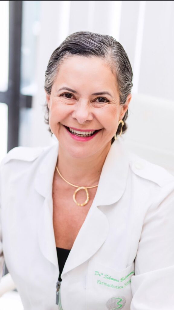 
	Aos quase 40 anos, movida pelo desejo de transformar vidas, Silmeri Bolognani iniciou a faculdade de Farmácia. Ao longo dessa jornada, contou com o apoio do marido e da família, que celebraram suas conquistas e inspiraram sua dedicação. Foi nesse caminho que descobriu que cuidar vai muito além de entregar medicamentos, é algo que exige atenção, sensibilidade e presença verdadeira.
