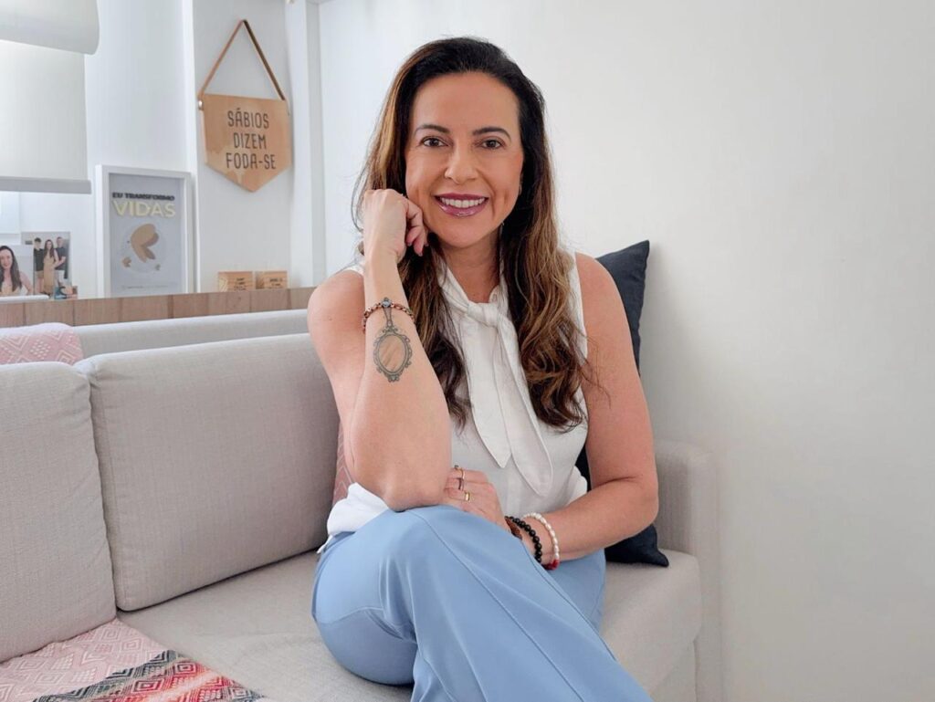 A história de Emi Moraes mostra que emagrecer vai muito além da balança. Terapeuta e treinadora comportamental, ela encontrou seu propósito no momento mais desafiador da própria vida. Antes disso, seu caminho era outro: formada em Engenharia de Materiais, com mestrado no ITA e início de doutorado na UFRJ, vivia em um universo de lógica e processos, até que a maternidade começou a redirecionar seus passos.

O ponto de virada veio após seu segundo aborto. Fragilizada e cansada da luta contra o próprio corpo, Emi iniciou um processo profundo de autoconhecimento e mergulhou em formações terapêuticas, como Terapia Holística, estudos de comportamento humano, inteligência emocional, neurociência aplicada e práticas integrativas. Foi aí que descobriu que o problema nunca foi a comida, mas emoções reprimidas. Ao transformar crenças, padrões automáticos e dores antigas, o corpo respondeu: a compulsão diminuiu, a ansiedade acalmou e ela emagreceu 36kg, mantendo o resultado.

Dessa vivência, nasceu o Finalmente Magra, programa criado por Emi para guiar outras mulheres no processo de emagrecer de dentro para fora. Ele integra mentalidade, regulação emocional, estratégias comportamentais e espiritualidade, oferecendo muito mais do que perda de peso: devolve autoestima, liberdade e poder pessoal. “Quando você se conecta com a alma, o corpo acompanha. Emagrecer é consequência do reencontro consigo mesma.”

Hoje, aos 48 anos, Emi vive sua melhor fase e é referência em emagrecimento emocional. Seu propósito é ajudar mulheres 40+ a conquistarem a mesma libertação que transformou sua vida. Para ela, emagrecer não é o fim: é o reencontro com quem você realmente é.

Para acompanhar o trabalho de Emi, siga o perfil no Instagram: @euemi_moraes ou entre em contato por e-mail emilenamoraesterapeuta@gmail.com e pelo WhatsApp: (21) 99512-2170 Conheça também o podcast “Emagreça de dentro para fora” e acesse a página no Facebook: Emilena Moraes Terapeuta
