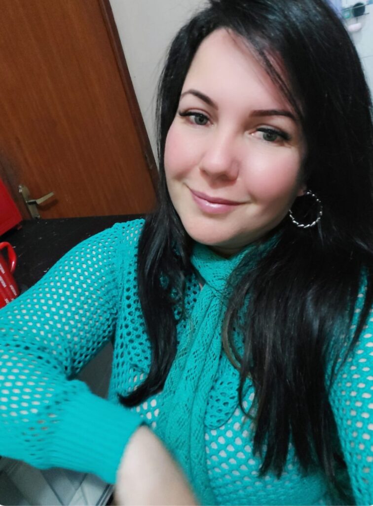 Formada há mais de 20 anos em Jornalismo e com MBA em Marketing Digital, Débora Dallia iniciou sua trajetória como repórter, produtora e locutora de rádio. Ainda acadêmica, conquistou — ao lado de colegas — o Prêmio Nacional de Direitos Humanos de Jornalismo, com uma série de reportagens investigativas, além de produzir documentários exibidos em mostras no Brasil e no exterior.