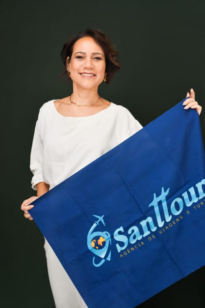 A Santtour nasceu do olhar sensível de uma viajante apaixonada por desafios e pela certeza de que conhecer o mundo pode transformar vidas. Com formação em Direito, a fundadora da agência Ana Paula Santana decidiu mudar completamente sua trajetória após enfrentar um câncer de mama aos 33 anos.