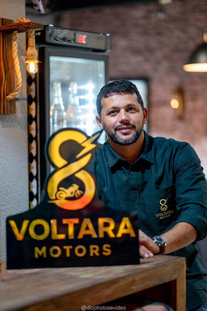  Formado como instrutor de autoescola, o CEO da Voltara, Antonio Silvestre, atuou por cerca de 15 anos formando milhares de condutores.