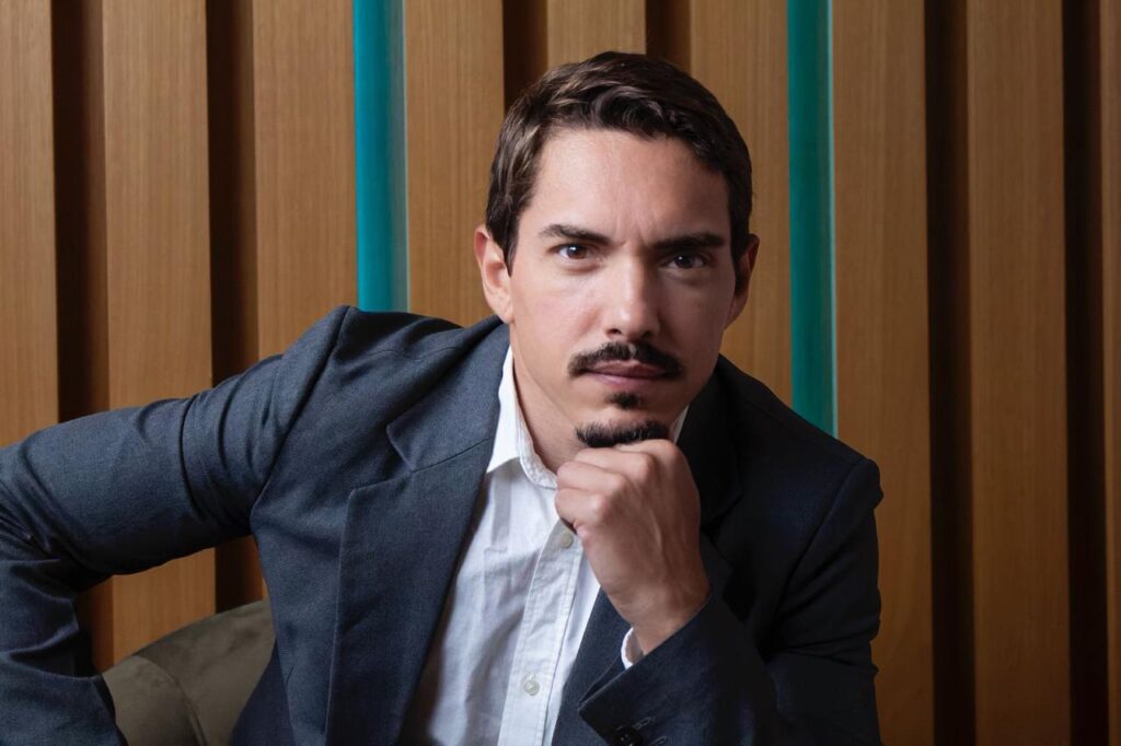 Ao reconhecer onde realmente gerava valor, Glenio direcionou a DigitalSharp para o mercado educacional, atendendo exclusivamente escolas e creches hoje em dia.