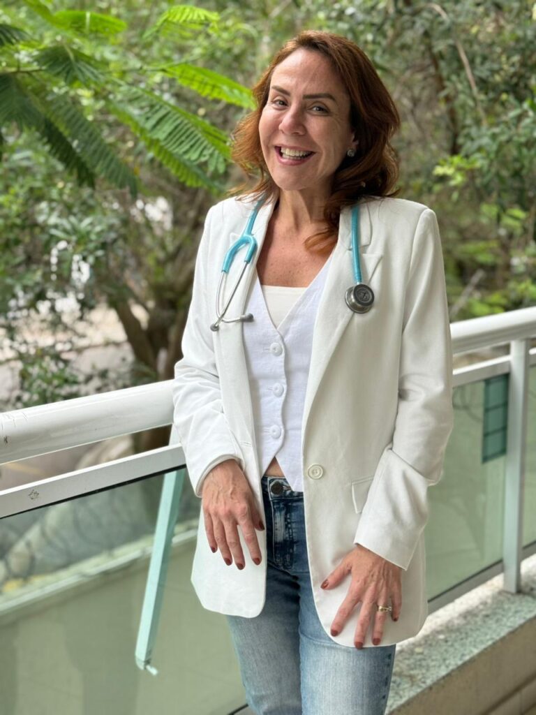 Formada em Medicina em 2011, Dra. Anelise construiu uma trajetória sólida e diversa, guiada pelo desejo genuíno de cuidar de pessoas